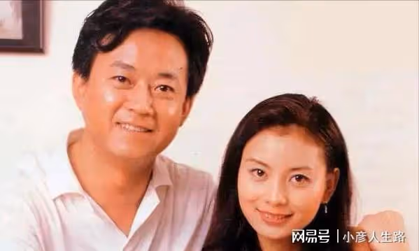朱軍51歲妻子大秀舞蹈,穿緊身舞衣顯贅肉,網友:像跳廣場舞