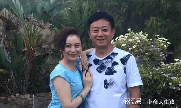 朱軍51歲妻子大秀舞蹈,穿緊身舞衣顯贅肉,網友:像跳廣場舞