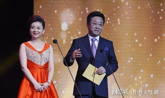 朱軍51歲妻子大秀舞蹈,穿緊身舞衣顯贅肉,網友:像跳廣場舞