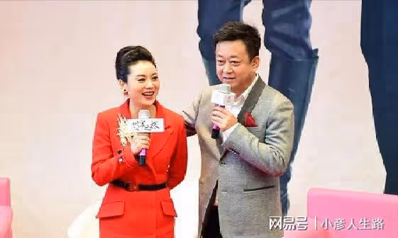 朱軍51歲妻子大秀舞蹈,穿緊身舞衣顯贅肉,網友:像跳廣場舞