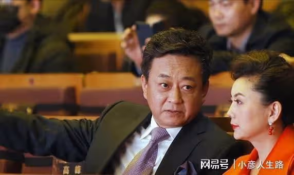 朱軍51歲妻子大秀舞蹈,穿緊身舞衣顯贅肉,網友:像跳廣場舞