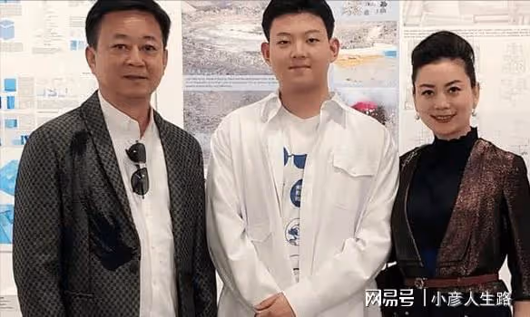 朱軍51歲妻子大秀舞蹈,穿緊身舞衣顯贅肉,網友:像跳廣場舞