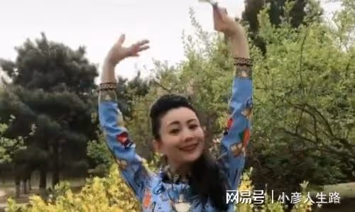 朱軍51歲妻子大秀舞蹈,穿緊身舞衣顯贅肉,網友:像跳廣場舞