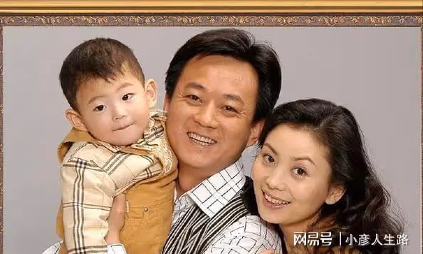 朱軍51歲妻子大秀舞蹈,穿緊身舞衣顯贅肉,網友:像跳廣場舞