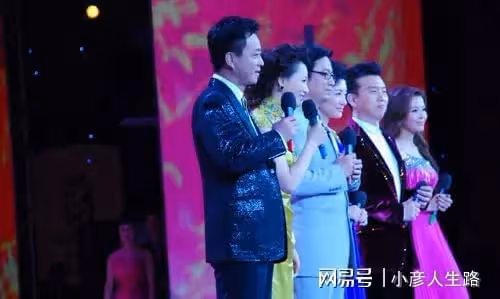 朱軍51歲妻子大秀舞蹈,穿緊身舞衣顯贅肉,網友:像跳廣場舞