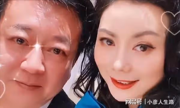 朱軍51歲妻子大秀舞蹈,穿緊身舞衣顯贅肉,網友:像跳廣場舞