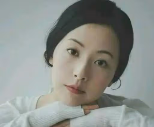 韓國「凍齡女神」,62歲長著26歲的臉,離婚後6000萬招男友