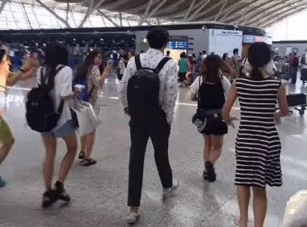 絕了!韓國愛豆的經紀人都這麼帥?!可以組團出道了