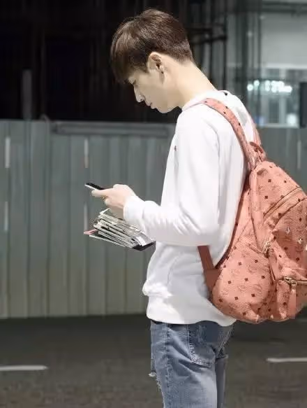 絕了!韓國愛豆的經紀人都這麼帥?!可以組團出道了