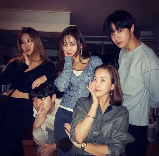 韓流男女演員親密合照公開!他們真的只是朋友關係?