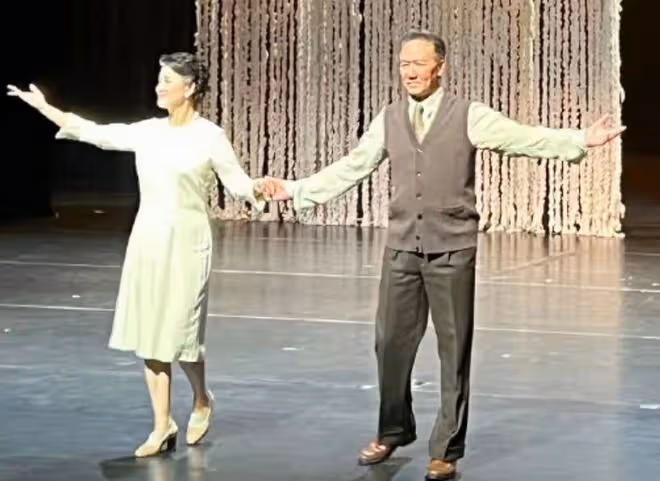 李幼斌與二婚老婆罕同框,50歲史蘭芽發福仍美艷,兩人牽手秀恩愛