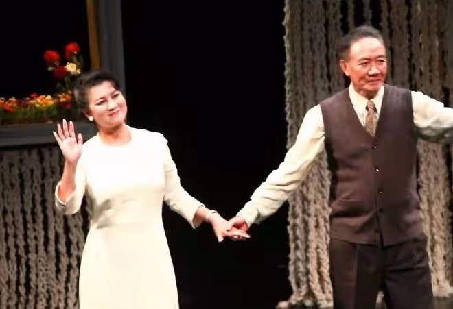 李幼斌與二婚老婆罕同框,50歲史蘭芽發福仍美艷,兩人牽手秀恩愛