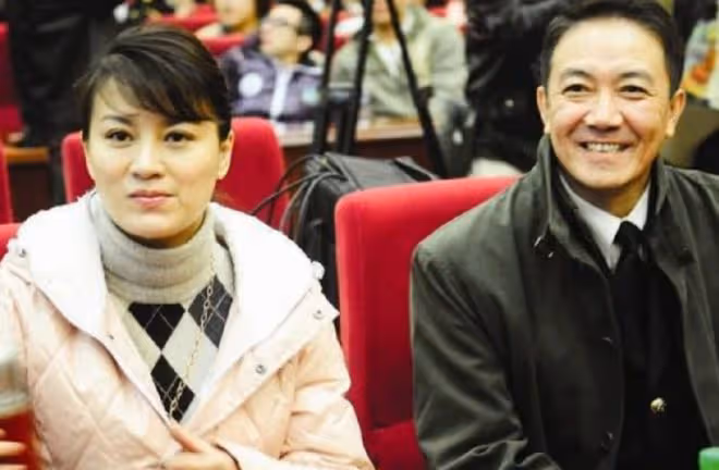 李幼斌與二婚老婆罕同框,50歲史蘭芽發福仍美艷,兩人牽手秀恩愛