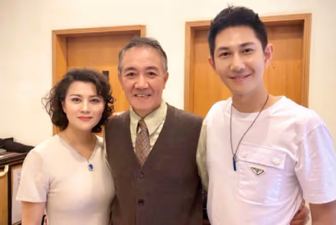 李幼斌與二婚老婆罕同框,50歲史蘭芽發福仍美艷,兩人牽手秀恩愛