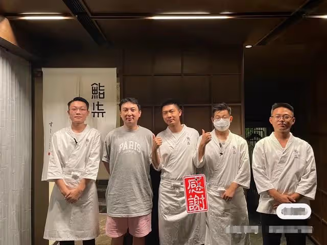王思聰帶4美女吃天價日料,一粒壽司售價888元,紅光滿面發福明顯