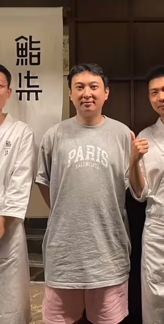 王思聰帶4美女吃天價日料,一粒壽司售價888元,紅光滿面發福明顯
