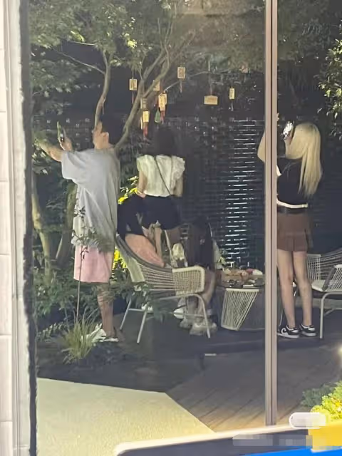 王思聰帶4美女吃天價日料,一粒壽司售價888元,紅光滿面發福明顯