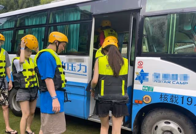 王思聰帶4美女吃天價日料,一粒壽司售價888元,紅光滿面發福明顯