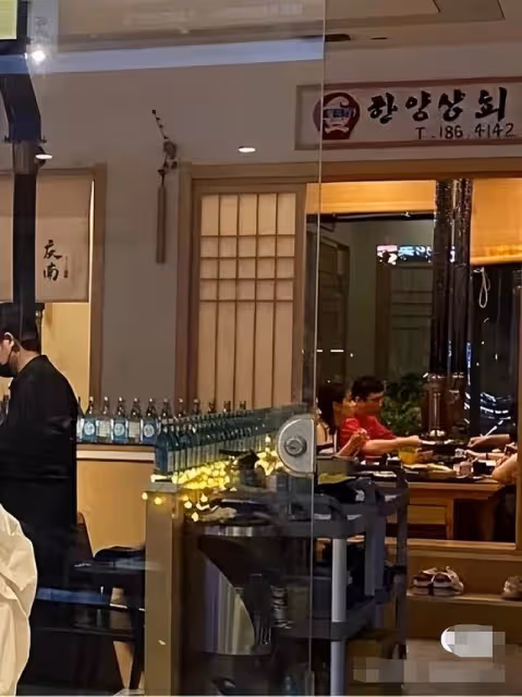 王思聰帶4美女吃天價日料,一粒壽司售價888元,紅光滿面發福明顯
