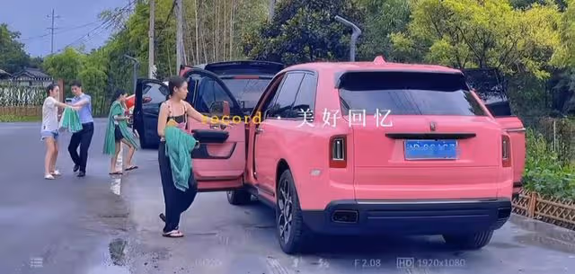 王思聰帶4美女吃天價日料,一粒壽司售價888元,紅光滿面發福明顯