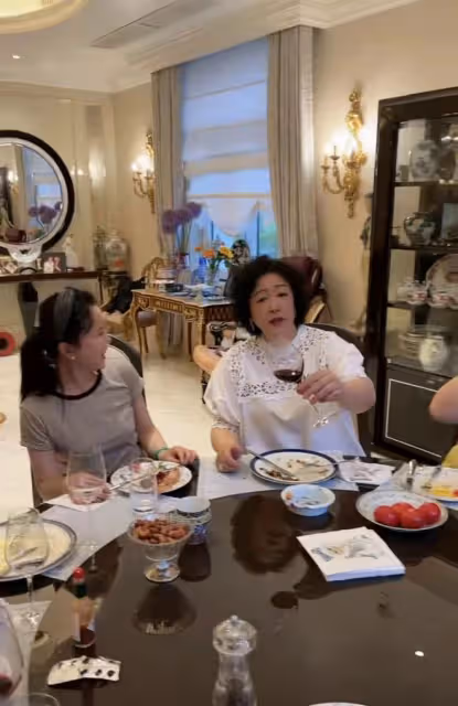 老牌歌手齊聚富婆家,杭天琪董文華如複製,任靜面容僵硬認不出