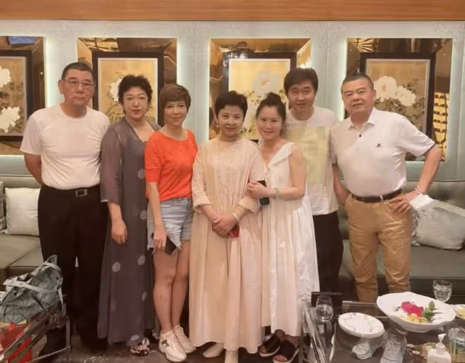 老牌歌手齊聚富婆家,杭天琪董文華如複製,任靜面容僵硬認不出