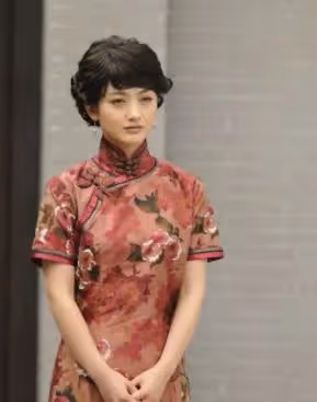 37歲女演員朱傑罕露面!現身醫院素麵朝天,網傳嫁入豪門生活愜意