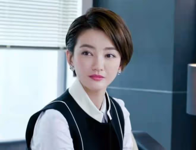 37歲女演員朱傑罕露面!現身醫院素麵朝天,網傳嫁入豪門生活愜意