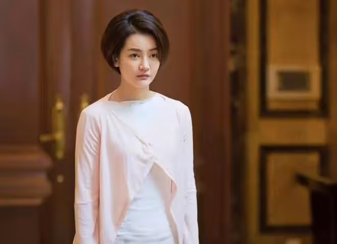 37歲女演員朱傑罕露面!現身醫院素麵朝天,網傳嫁入豪門生活愜意