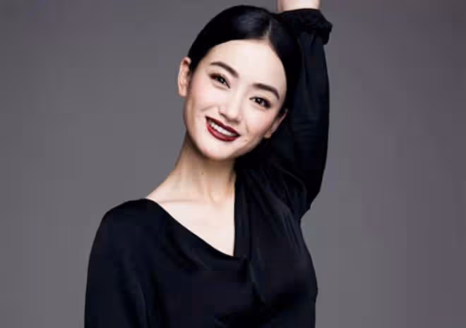 37歲女演員朱傑罕露面!現身醫院素麵朝天,網傳嫁入豪門生活愜意