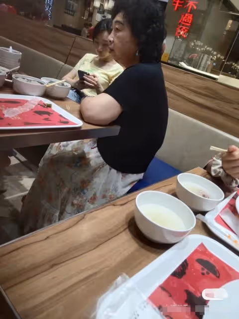 柳岩外出被偶遇,暴瘦16斤傲人身材不見,吃廉價美食逛50元特價區