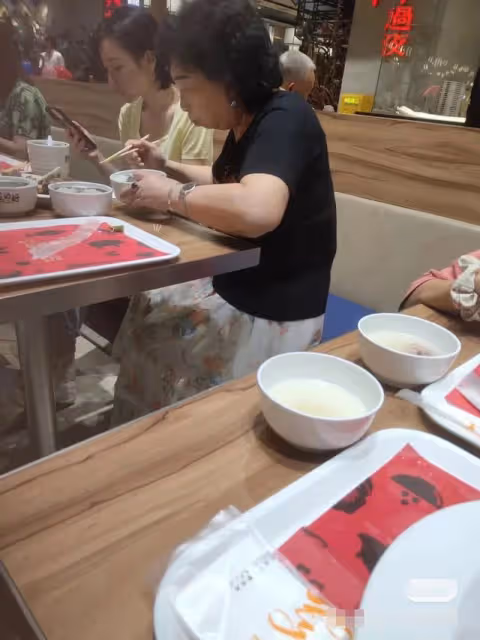 柳岩外出被偶遇,暴瘦16斤傲人身材不見,吃廉價美食逛50元特價區
