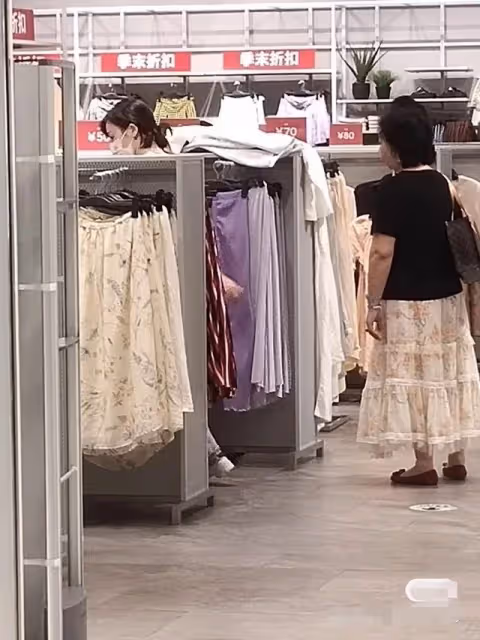 柳岩外出被偶遇,暴瘦16斤傲人身材不見,吃廉價美食逛50元特價區