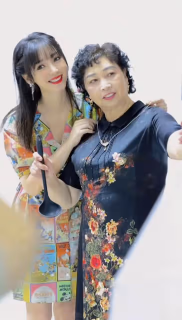 柳岩外出被偶遇,暴瘦16斤傲人身材不見,吃廉價美食逛50元特價區