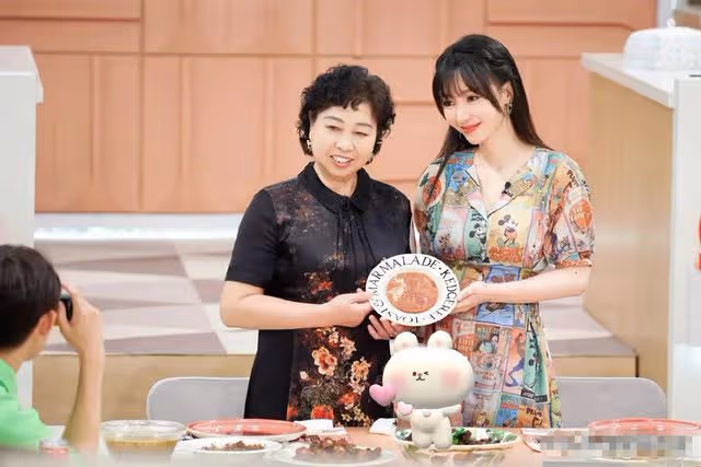 柳岩外出被偶遇,暴瘦16斤傲人身材不見,吃廉價美食逛50元特價區