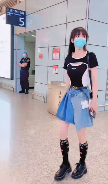 柳岩外出被偶遇,暴瘦16斤傲人身材不見,吃廉價美食逛50元特價區
