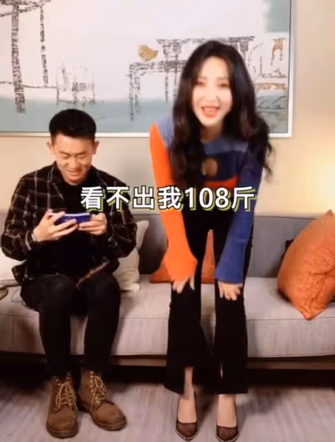 柳岩外出被偶遇,暴瘦16斤傲人身材不見,吃廉價美食逛50元特價區