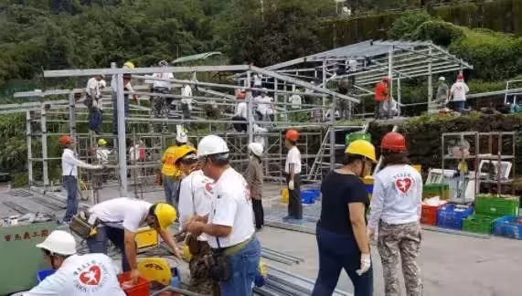 舊屋隨時倒塌「無名英雄」得到消息「免費重建」，白髮阿嬤不敢相信無條件的幫助，落淚抱緊：謝謝你們給的愛