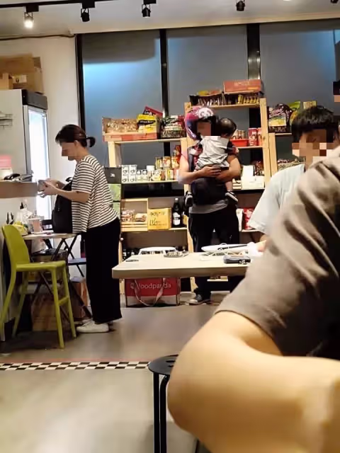 說不出的辛酸!爸爸胸掛「心頭肉」咬牙跑外送,偉大父愛感動網:沒人會願意讓孩子受苦