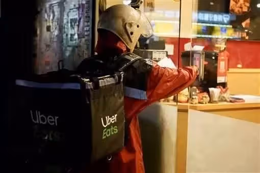 一天工作18小時!黑手爸「深夜兼差當外送員」哽咽:想讓孩子過好日子,硬擠笑容:店裡虧錢也不願收掉