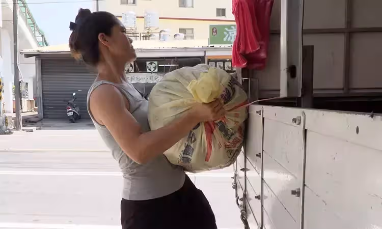 臺中大甲單親媽媽喊話「我不能倒」她賣地瓜養癱兒欠下百萬債, 日夜奔波睡貨車。兒子心疼:用命換錢