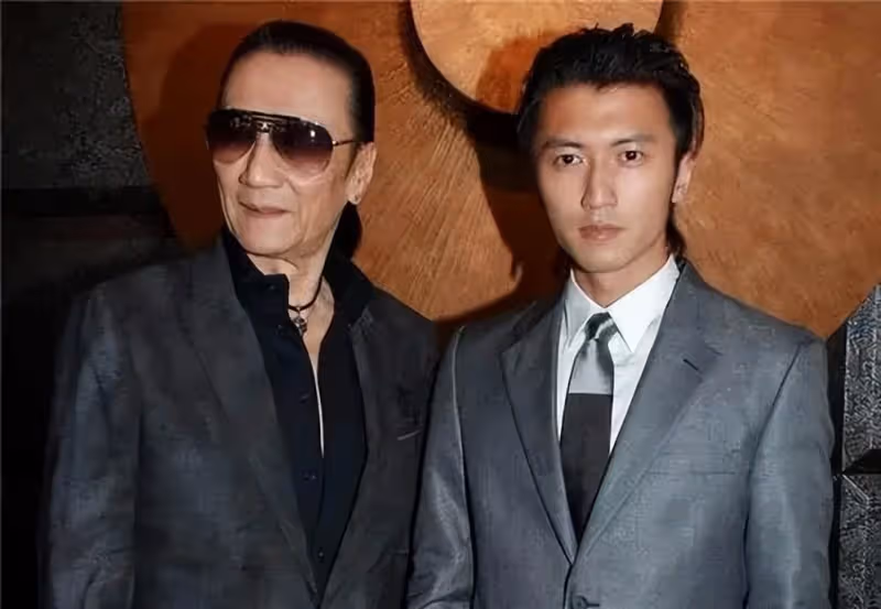 港媒直擊85歲謝賢歪嘴拄拐杖,出動5人團隊護駕,令人擔憂其健康