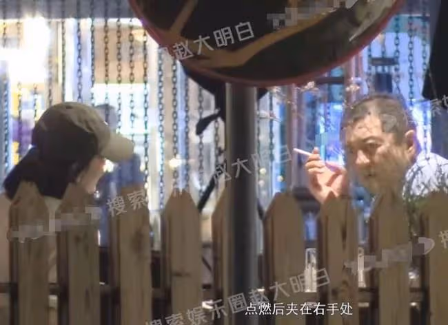 李亞鵬帶妻外出:金喜痴看丈夫 皮膚水嫩似少女