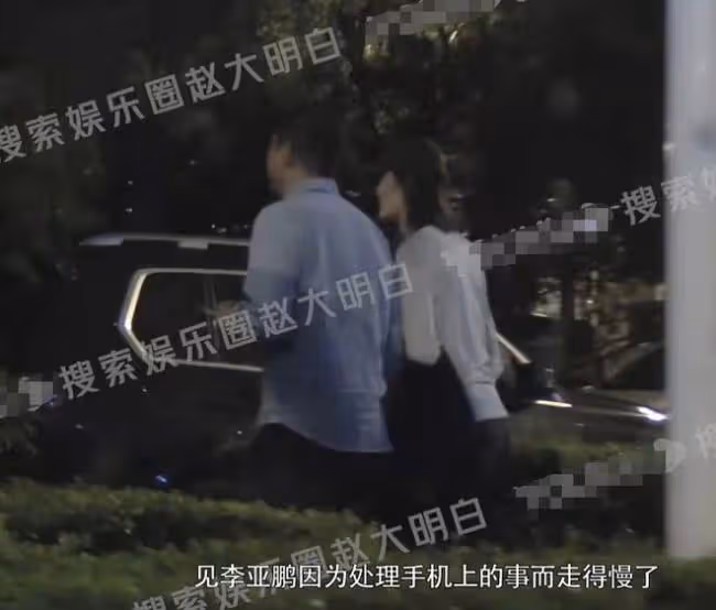李亞鵬帶妻外出:金喜痴看丈夫 皮膚水嫩似少女