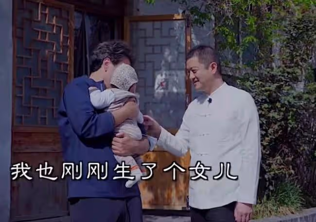 李亞鵬帶妻外出:金喜痴看丈夫 皮膚水嫩似少女