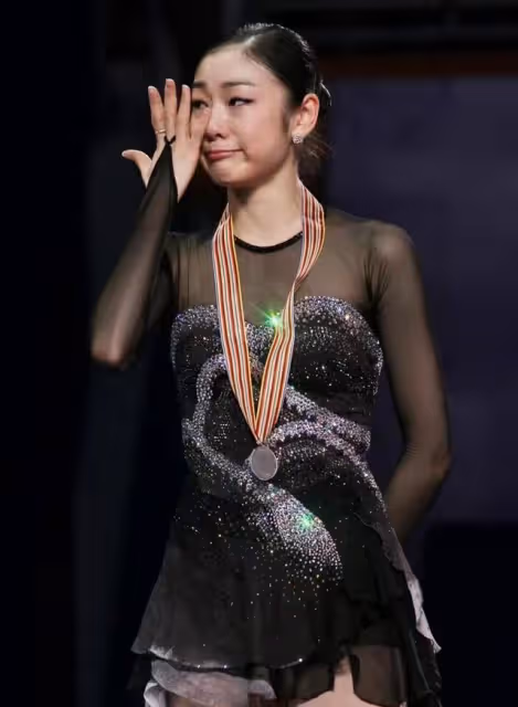花滑女王金妍兒官宣結婚,和年下男友雨中漫步,雙方回應婚期已定