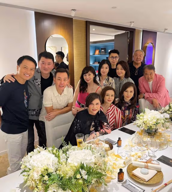 59歲關之琳參加派對，與富豪前任同框不尷尬，對方年輕女友罕露面