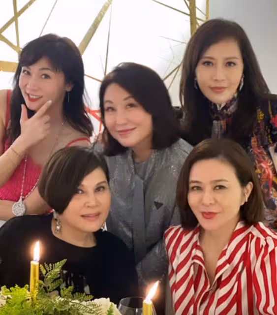 59歲關之琳參加派對，與富豪前任同框不尷尬，對方年輕女友罕露面