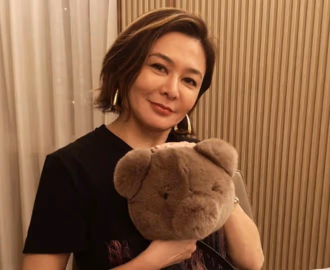 59歲關之琳參加派對,與富豪前任同框不尷尬,對方年輕女友罕露面