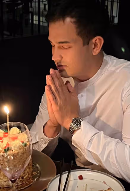 韋唯倆兒子在美國大辦生日宴，打扮似貴族公子，建模臉顏值不輸媽